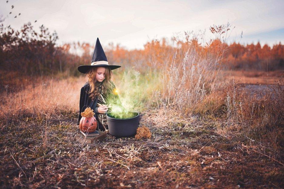 Niña disfrazada en Halloween