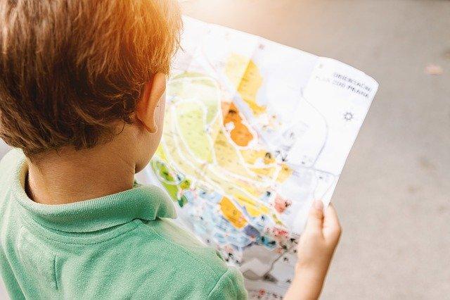 Ni&ntilde;o con mapa